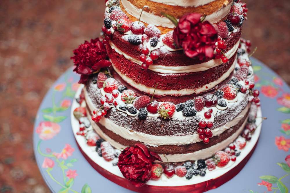 Над воротами занялась красивее торты. Украшение торта. Красивые торты. Украшение домашнего торта. Праздничный торт.