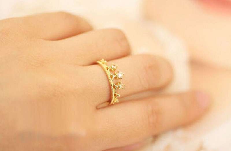 Золото кому носить. Золотые кольца для девушек. Кольцо корона из золота. Кольцо золотое женское на руке. Кольцо корона из золота на пальце.